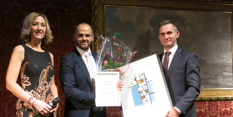 Optimeringsprisen ble i 2016 delt ut av direktør Kari Bunes i Emballasjeforeningen og NOK-leder Thomas Weihe til Mounir El’Mourabit (midten), Vartdal Plast.