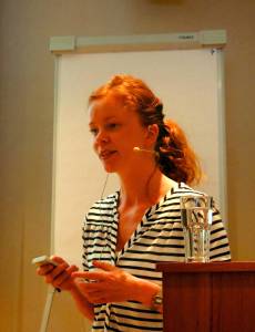 Julie Tesdal Håland presenterte veileder for matkontaktmaterialer, som ble ferdig senere i 2015.