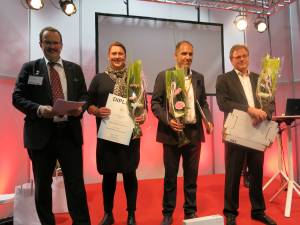 Anders Englund (t.v.) delte ut ScanStar til Kristin Stenholt og Sami Mikael Vihervuori i Glomma Papp. Til høyre er vi Truls Høivik i Bong, som har vært med på å utvikle emballasjen som kunde av Glomma Papp.